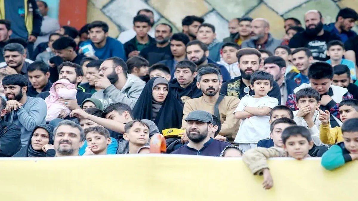 مداحان بازی کردند، زن و مرد کنار هم روی سکو نشستند/ برای بقیه مردم عادی چنین موردی ایراد بزرگی تلقی نمی‌شود؟!
