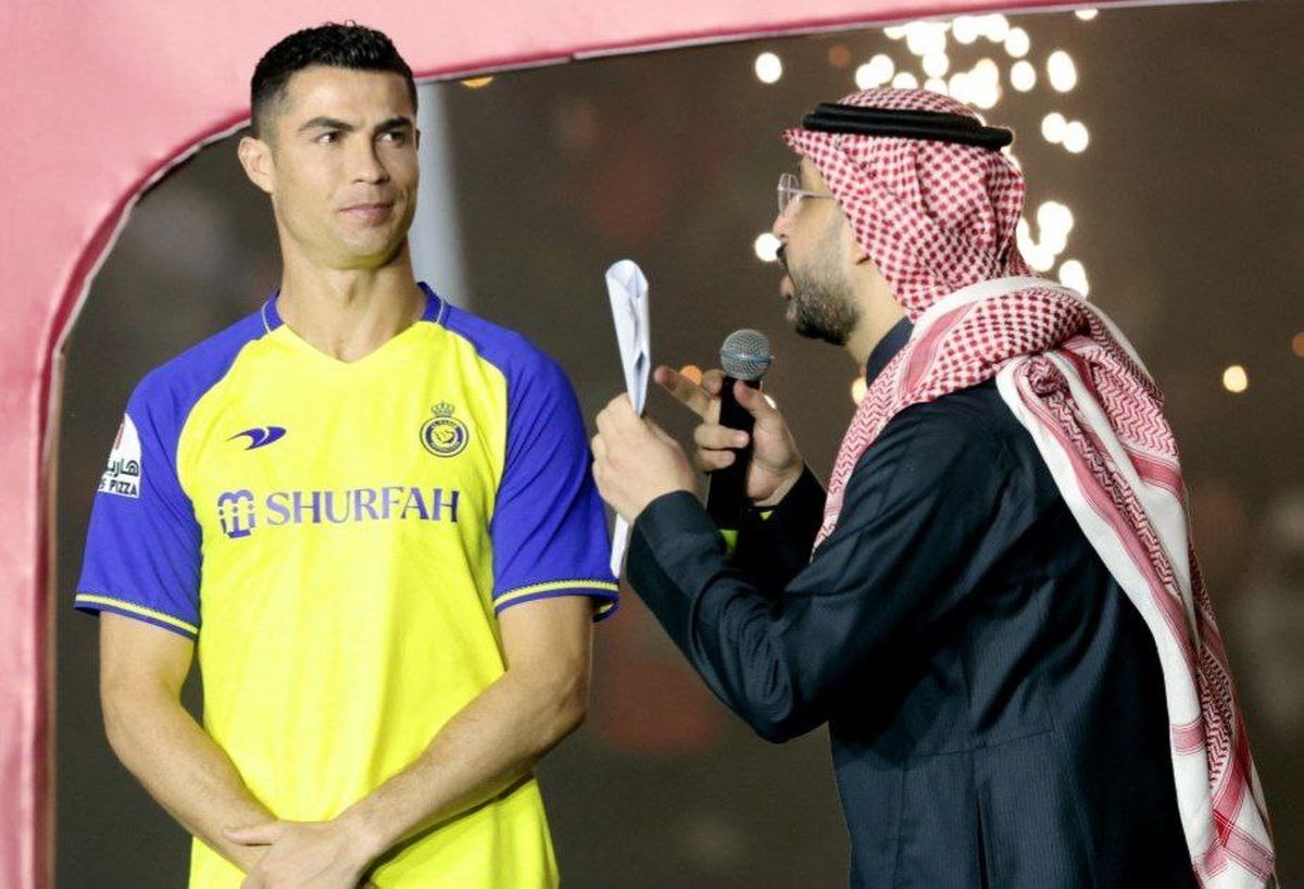 دستمزد رونالدو ۲۰ برابر مرد سال فیفاست
