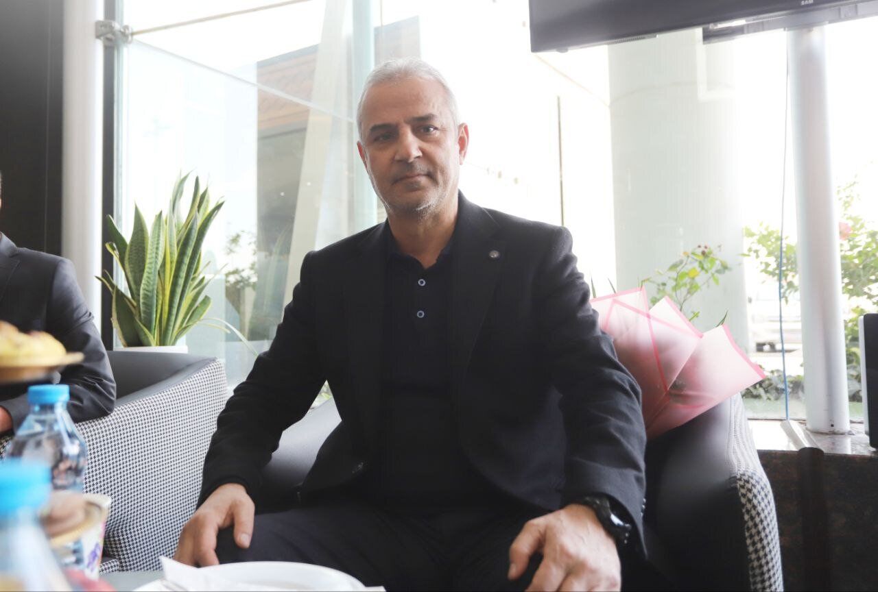 ببینید/ نماز خواندن اسماعیل کارتال در ورزشگاه آزادی