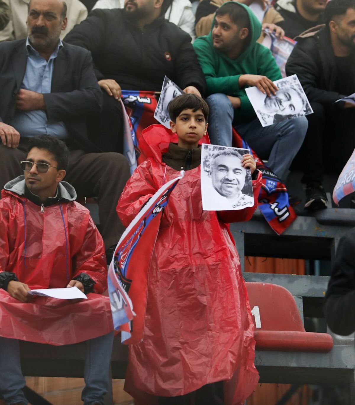 ببینید/ هوادارن پرسپولیس و تیم حریف یک شعار مشترک دادند